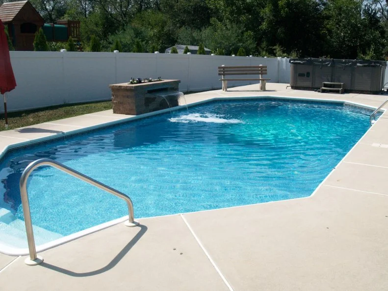 In-ground swimming pool with recirculating jets