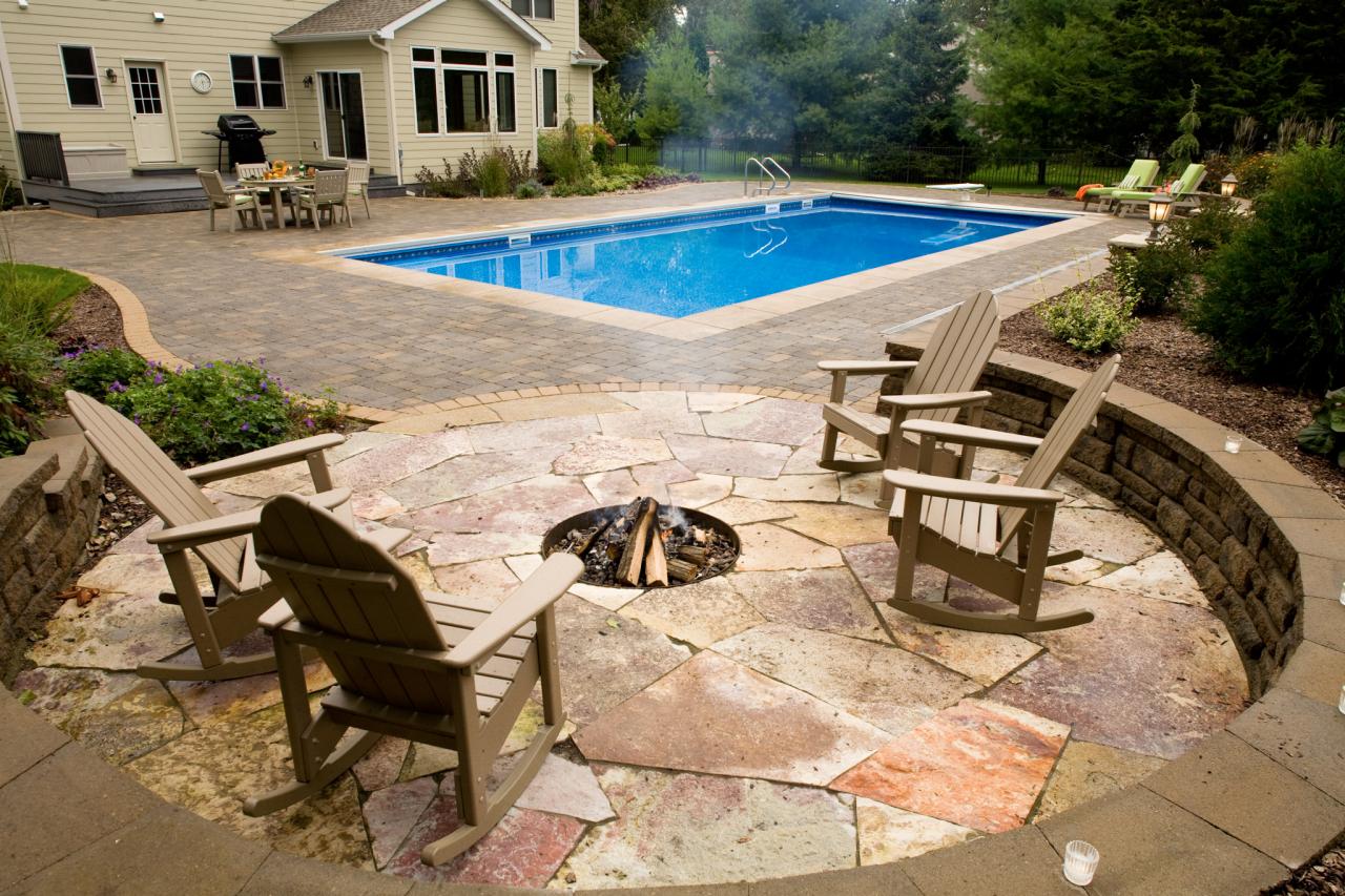 Designing A Patio Around Fire Pit Diy, How Far Does Fire Pit Need To Be From House