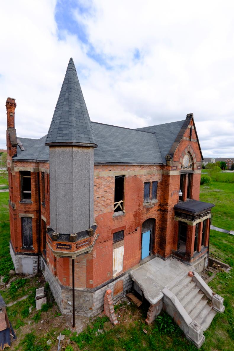 Before shot of exterior at Alfred Street home as seen on Rehab Addict: Rebuilding Detroit.