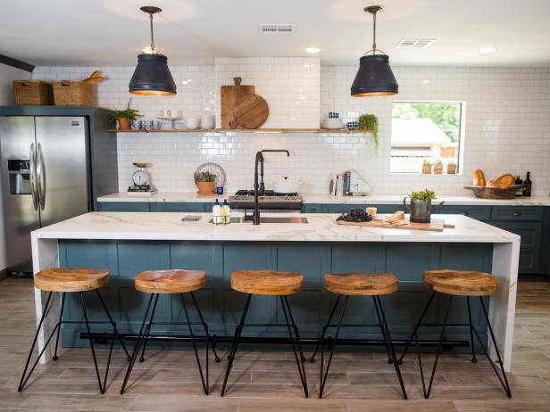 Kitchen Space Maximized with Large Kitchen Island