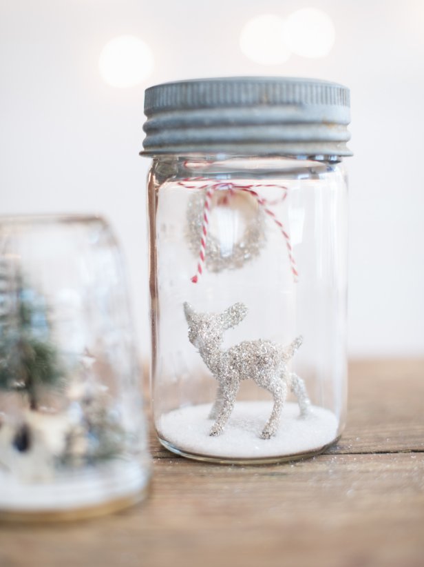 Inexpensive plastic figures can become sparkling Christmas decorations with just some simple glue and German glass glitter. This glitter sparkles like no other and can make these simple objects look high-end.