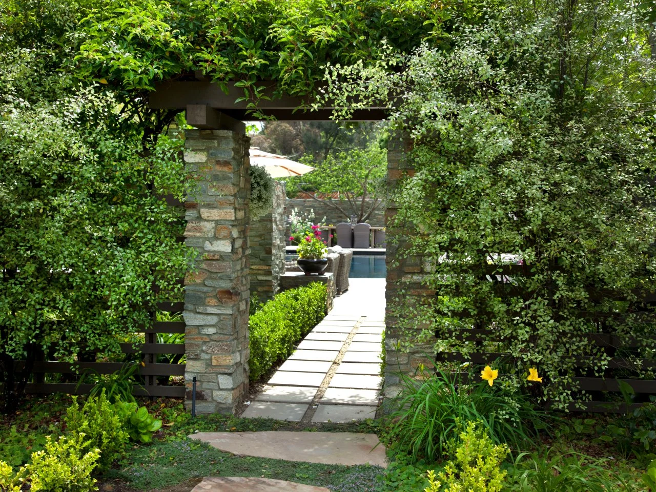 ジョアン アイザック Garden Lush La Jolla Garden With Pool and Stone Archway | HGTV