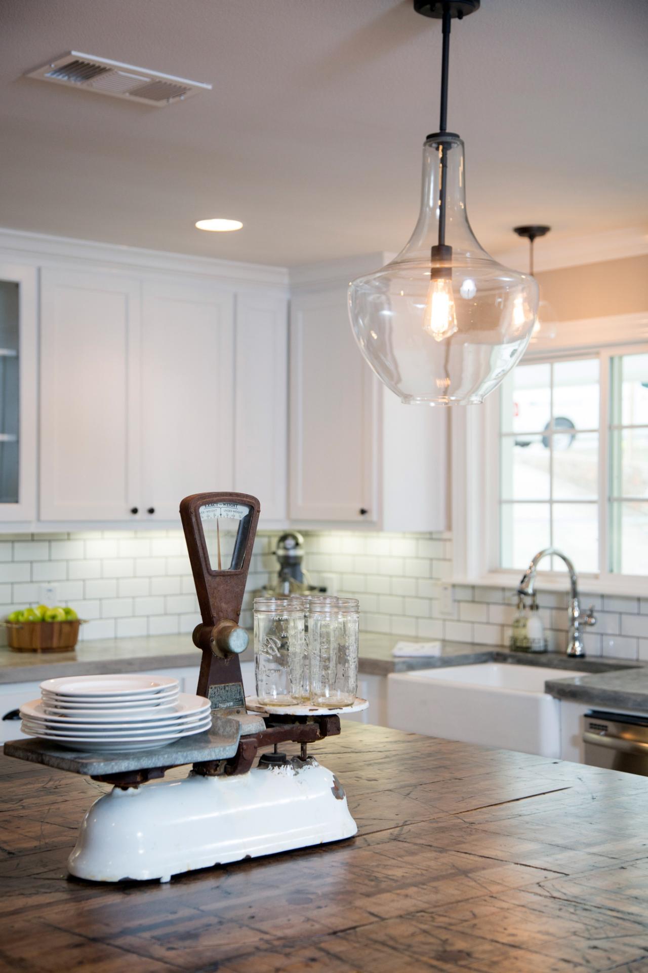 s HGTV s Fixer Upper With Chip and Joanna Gaines