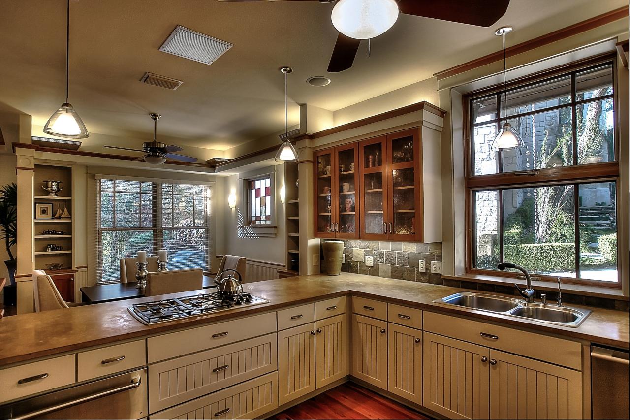 Craftsman Eat-In Kitchen Boasts Earth Tones | HGTV