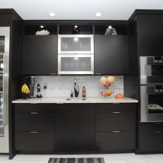Black-and-White Kitchen is Contemporary, Family-Friendly