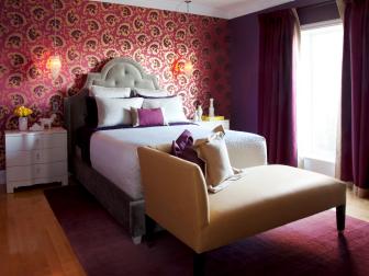 粉红色和紫色的卧室，配有软垫床头板
