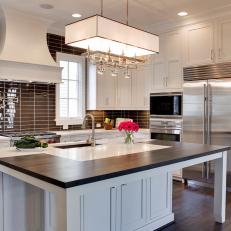 Glam Kitchen With Unlikely Color Combo