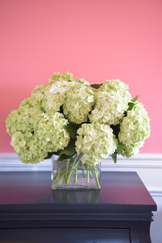 As one of the most versatile flowers, white hydrangea works best when used in large bunches. Gather three to four bunches of white hydrangea and place them in a clear, low vessel. The texture and shape create a graphic look that can be casual or formal, depending on the decor of your space. One thing to keep in mind when using hydrangea is their sensitivity to heat. Be careful when entertaining outdoors in high temperatures or extreme sunlight as they can wilt in just minutes.