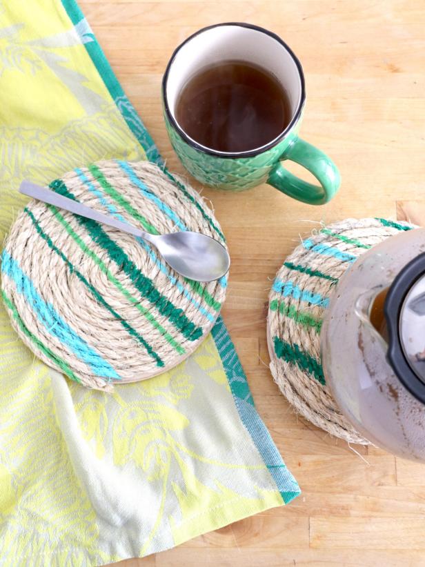 Keep those counter tops safe with these DIY Rope Trivets. Use a natural fiber rope, like jute, so it doesnâ  t melt under your hot pans. The addition of colorful stripes can be coordinated to match your kitchen decor.