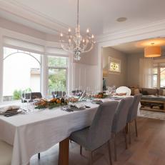Dining Room that Blends Modern and Traditional Styles