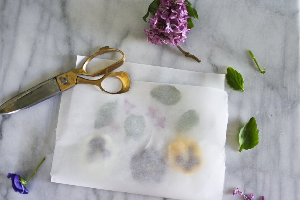 Make an easy botanical tray using pressed flowers and plexiglass for Mom this Mother's Day.