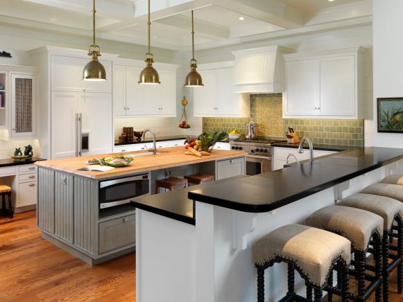 Cottage Kitchen With Island, Breakfast Bar