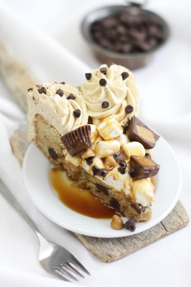 peanut butter chocolate chip cookie cake