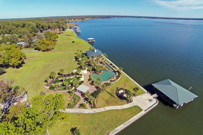 Overview: Lakefront Estate in Livingston, Tex.