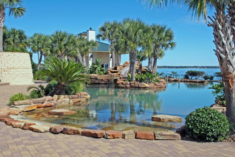 Pool: Lakefront Estate in Livingston, Tex.