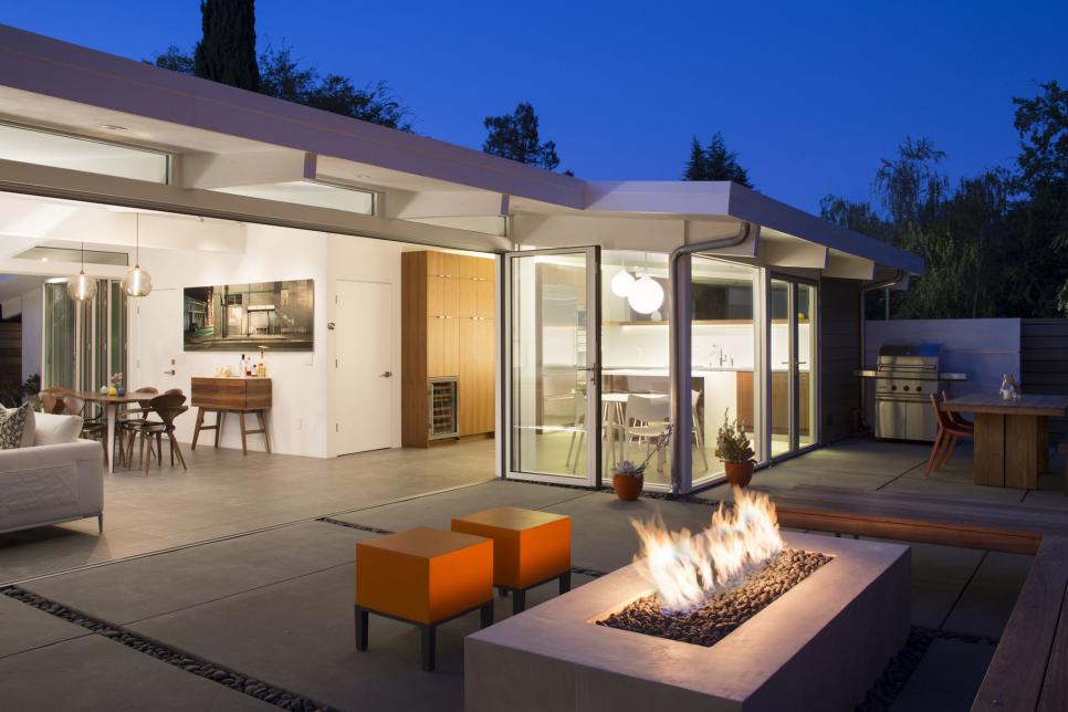 A Contemporary Update of the Indoor-Outdoor Home