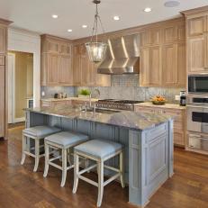 Traditional Kitchen with Island and Stainless-Steel Appliances 