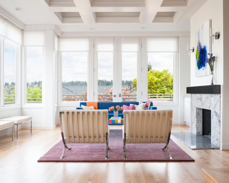 Panoramic Views Surround Modern Living Room 