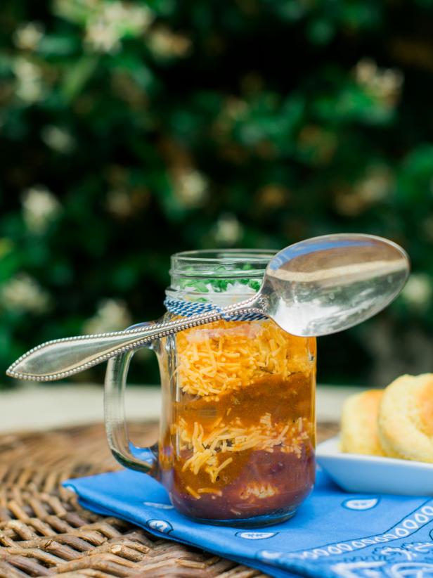 It's tailgate time and this easy to assemble Chili & Cornbread Mason Jar is a total game changer.