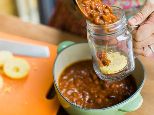 Place cornbread in the bottom of the jar, then add ½ cup chili