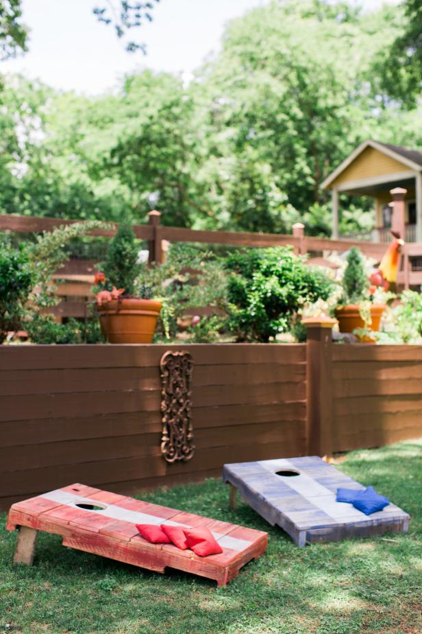 Liven up your next backyard bash with this vintage inspired corn hole game made from old wooden pallets.