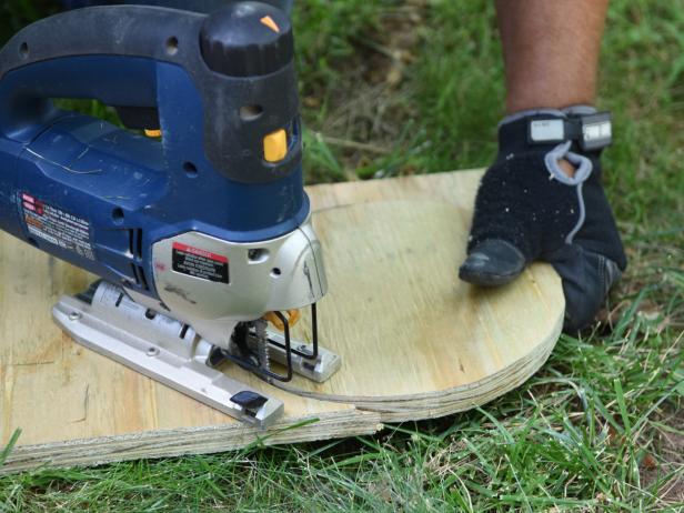 Using the concrete tube as your guide, draw a circle onto the plywood. Then, using a jigsaw, cut the circle out. Attach the plywood top to the bottom of the 2x4s with wood screws.Add duct tape around the bottom plywood edge, flip over and add duct tape across the top of the open tube so that the concrete mixture does not seep through.