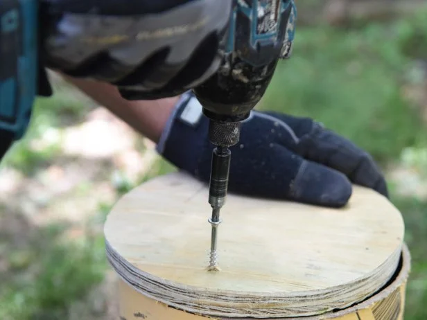 Using the concrete tube as your guide, draw a circle onto the plywood. Then, using a jigsaw, cut the circle out. Attach the plywood top to the bottom of the 2x4s with wood screws.Add duct tape around the bottom plywood edge, flip over and add duct tape across the top of the open tube so that the concrete mixture does not seep through.