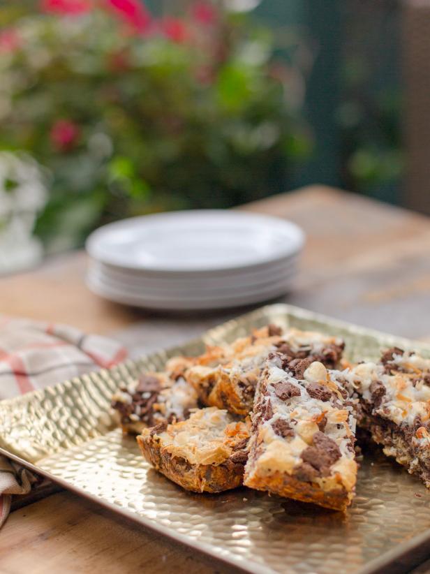 Grown-ups deserve a sweet treat, too and these Spiked Sâmores are just the thing for cool weather hangouts, with or without a campfire!