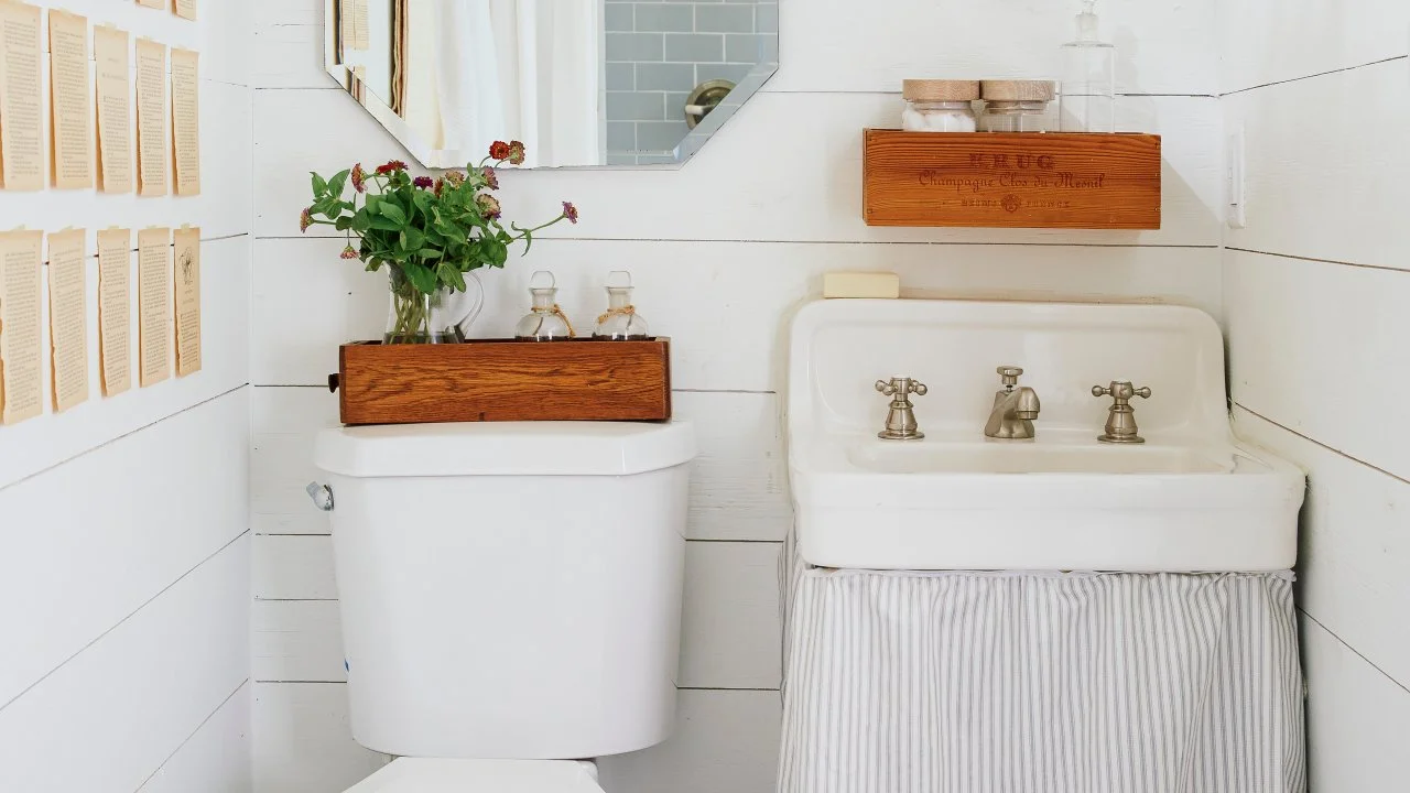 25 Clever Ways to Decorate Above the Toilet | HGTV, image size:1280x720
