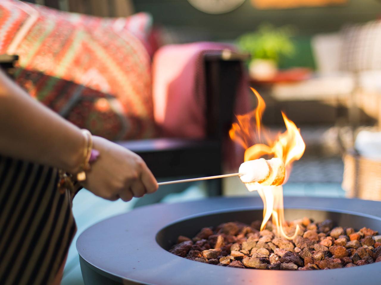5 Fire Pit Ideas To Steal For Cozy Fall Nights HGTVs Decorating