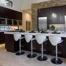Sophisticated Kitchen With a Warm, Modern Style 