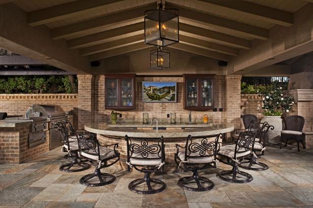 Luxurious Outdoor Bar & Grilling Station