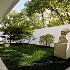 Abstract Sculptures Bring Elegance to Contemporary Courtyard
