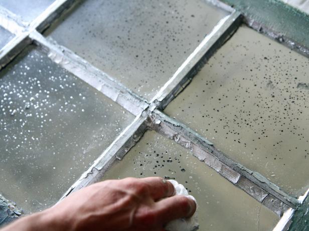 Allow mirrored spray paint to dry for 15 minutes, then wipe with a dry cloth.