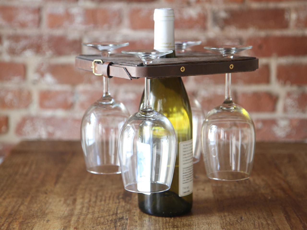 DIY reclaimed wood wine bottle and glass caddy - DIY projects for