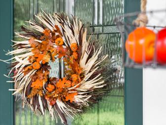 Greet guests with a warm mix of dried organic materials. With a wide range of options to choose from, keep it simple and classic with light and dark corn husks, dried leaves and mini pumpkins.