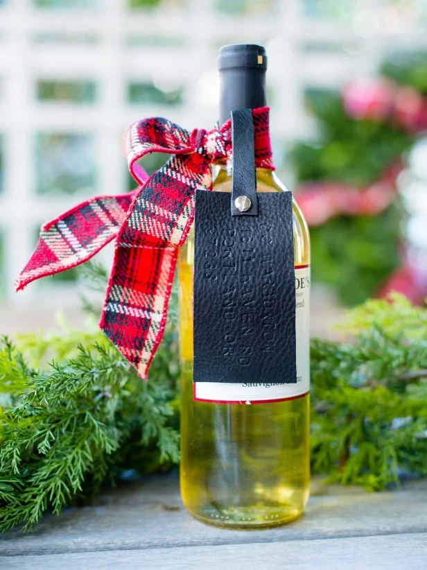 How to Wrap a Wine Bottle With a Dish Towel: Easy & Stylish Tips
