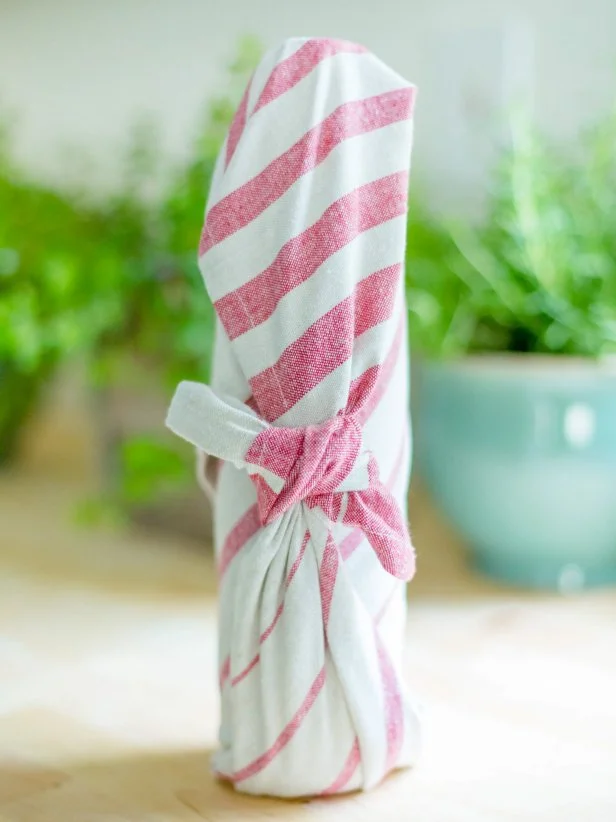 How to Wrap a Wine Bottle in a Dish Towel: Easy & Stylish Tips