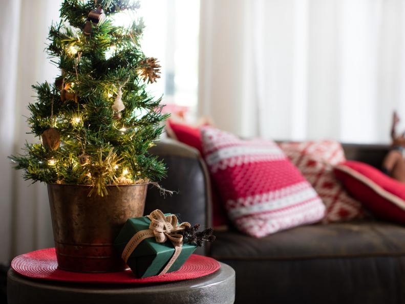 Tabletop Mini Christmas Tree Decorating