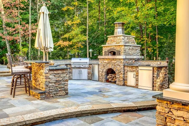 Outdoor Kitchen With Fireplace And Grill: Ultimate Backyard Upgrade