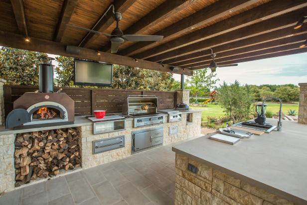 Outdoor Kitchen With Pizza Oven