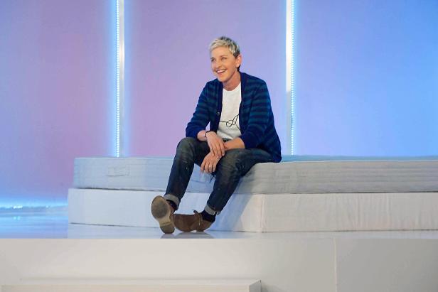 Ellen Degenerese chats with the contestants as seen on Ellen's Design Challenge.