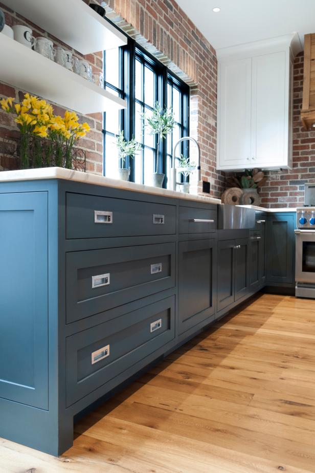 Modern Cabinets Update Kitchen | HGTV