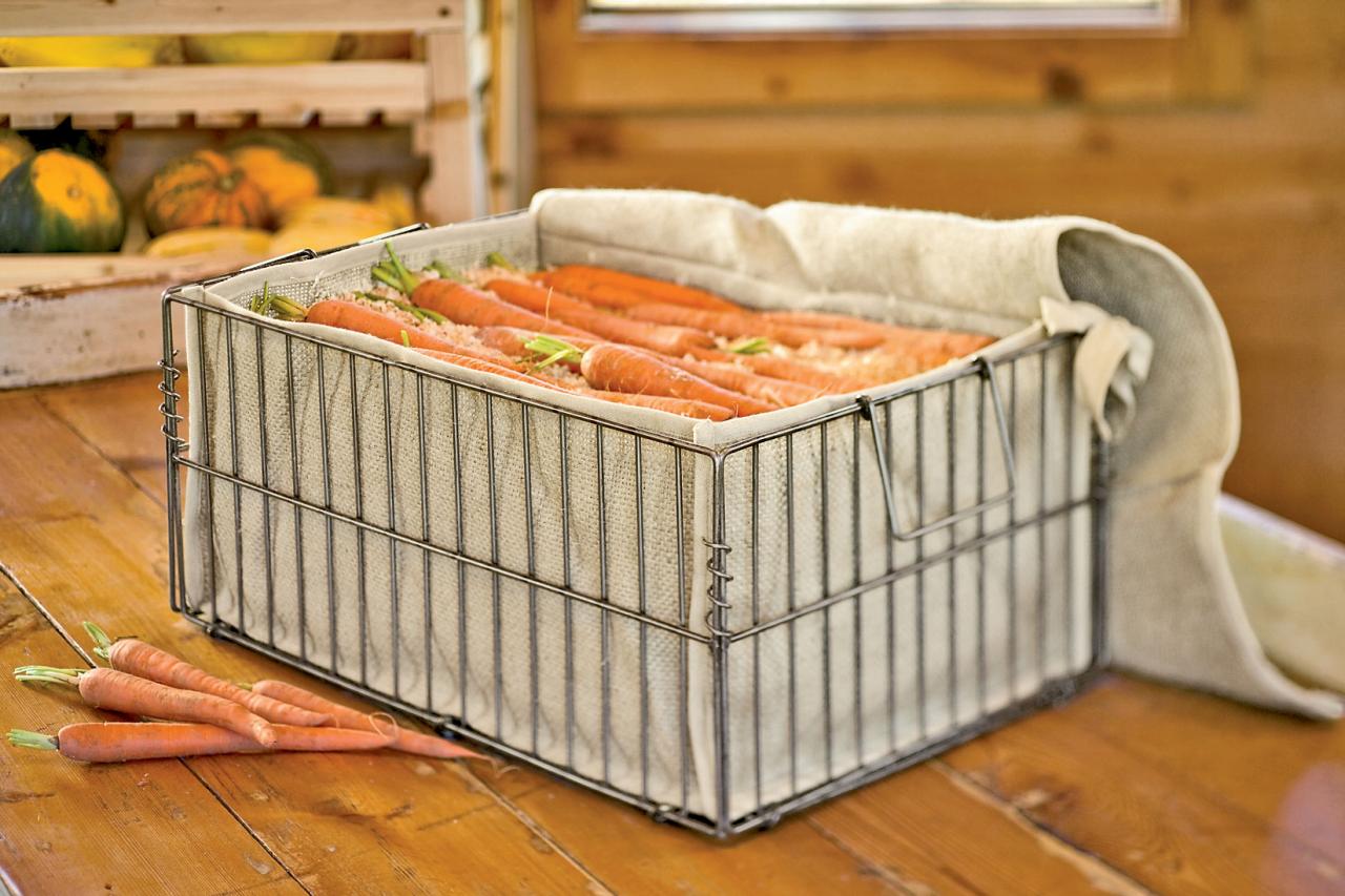 Как лучше хранить морковь. Ящик для хранения моркови. Ящик для хранения моркови в песке. Морковь в ящике. Ящик для моркови в погребе.