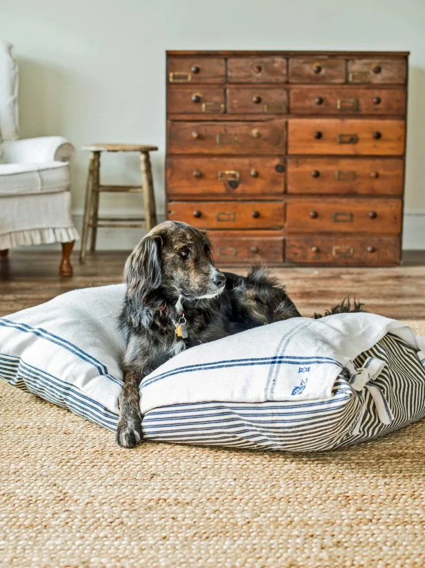 Make a washable cover for your fur-baby’s bed that is oozing with charming farmhouse style. This simple sewing project can transform a bed your pet loves into one you love as well!