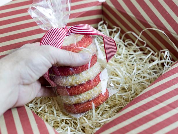 wrapping christmas cookies