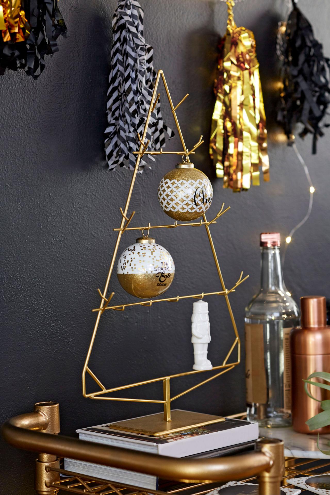  Black  and Gold  Decorating Ideas for Entertaining DIY 