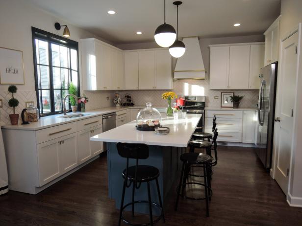 Contemporary Kitchen With Large Eat In Blue Island