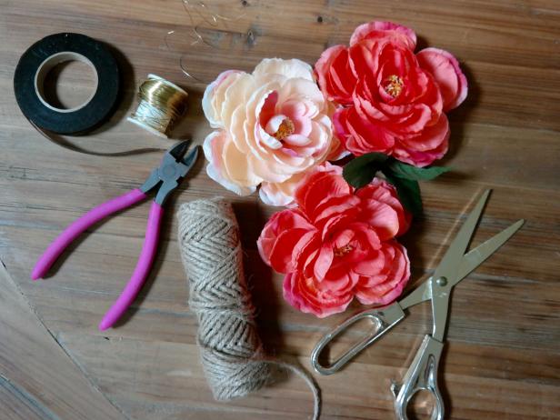 You’ll need: • Fine but workable wire (floral wire is a good option)
• Floral tape
• Twine
• Scissors
• Wire cutters
• Flowers of your choice with stems trimmed to approximately 1-2”.