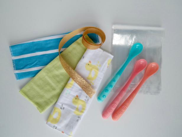 What you’ll need for one lollipop: 
• Two baby washcloths
• one long baby spoon
• clear packing tape (not shown)
• cellophane candy bag and ribbon for presentation